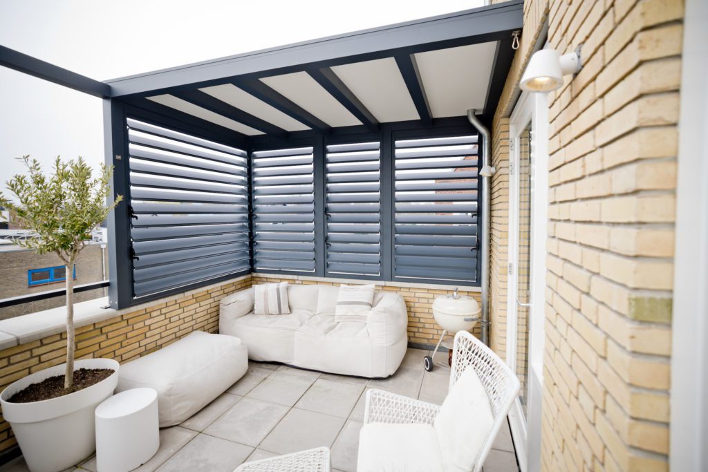 Aluminium pergola met aluminium shutters