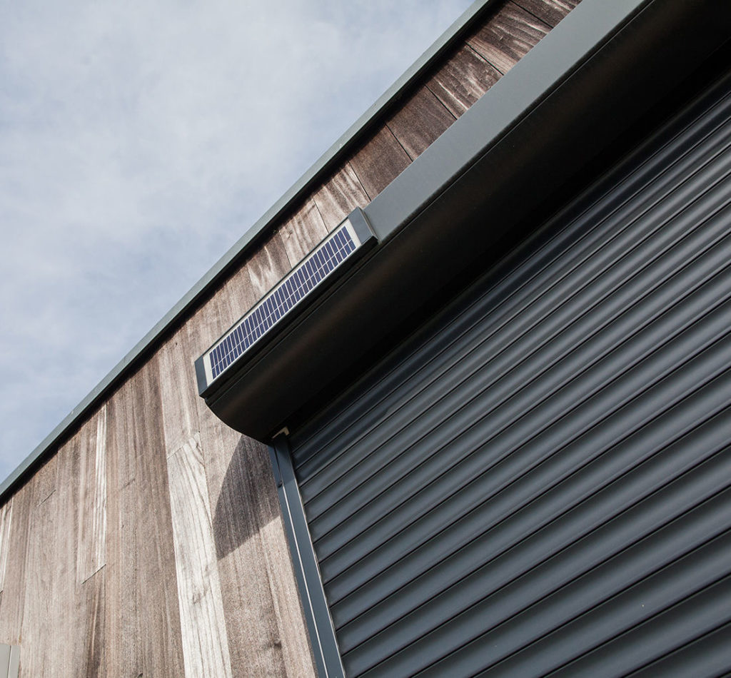 Afbeelding van product van Kooloos met overlay: Zorgeloos comfort en duurzaamheid met Solar screens bij Stichting Hart van Vathorst!